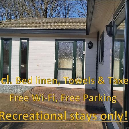 Ruim Familie Chalet Tot 4 Personen Op De Veluwe Bungalowpark De Kern Putten Exterior photo